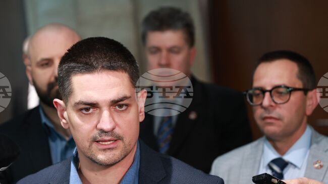 Очаквам в Турция да има огромна избирателна активност въпреки малкия брой секции, каза Радостин Василев