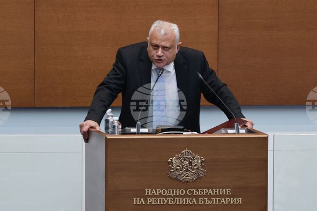 Не съм се срещал с разследващи полицаи и всичко друго казано е невярно, каза по случая "Петрохан" служебният министър на вътрешните работи