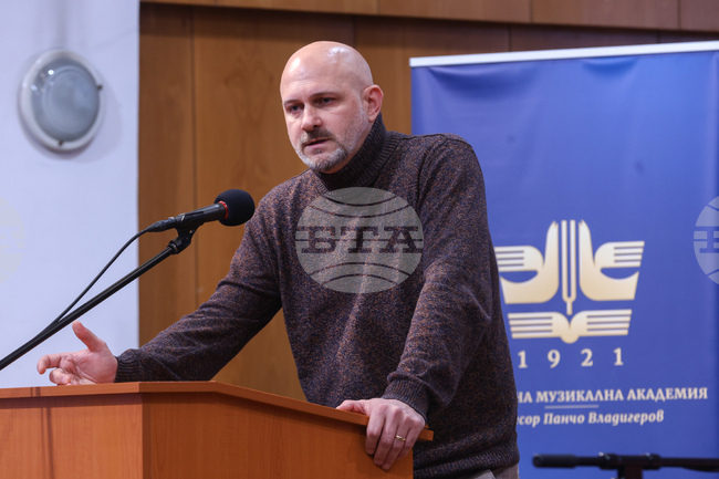 Трябва да си отговорим защо Народният театър не може да пътува в провинцията, а пътува в Европа, каза директорът на трупата Васил Василев