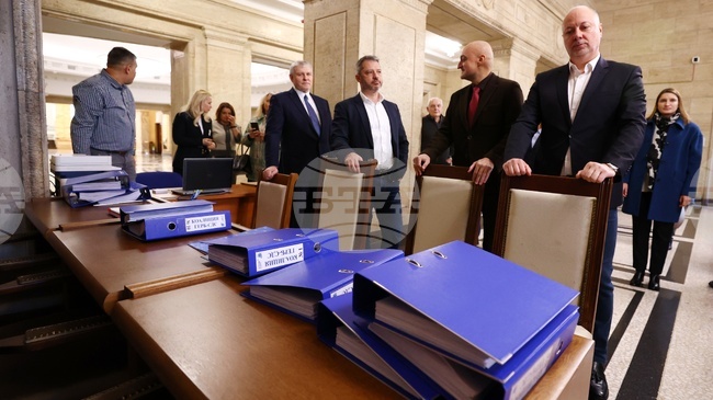 ГЕРБ-СДС влиза в тази кампания със спокойствие и самочувствие, заяви Росен Желязков при регистрацията на коалицията за участие в изборите 