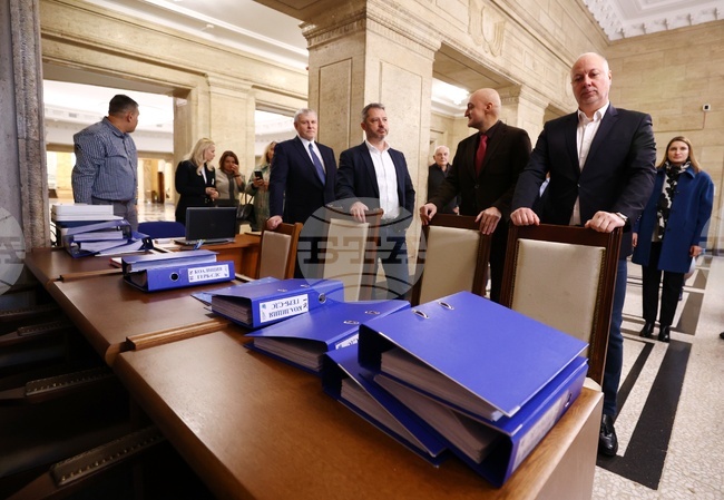 ГЕРБ-СДС влиза в тази кампания със спокойствие и самочувствие, заяви Росен Желязков при регистрацията на коалицията за участие в изборите 