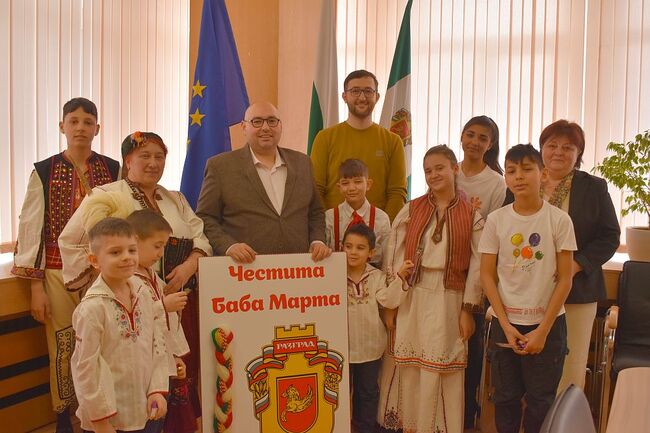 Деца от Комплекса от центрове за настаняване от семеен тип за деца без увреждания поздравиха ръководството на Община Разград за празника на Баба Марта и подариха изработено от тях пано за празника