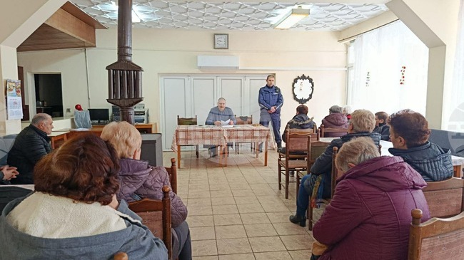 Полицаи от Каспичан се срещнаха с възрастни хора, за да ги посъветват как да се предпазят от измами и кражби 