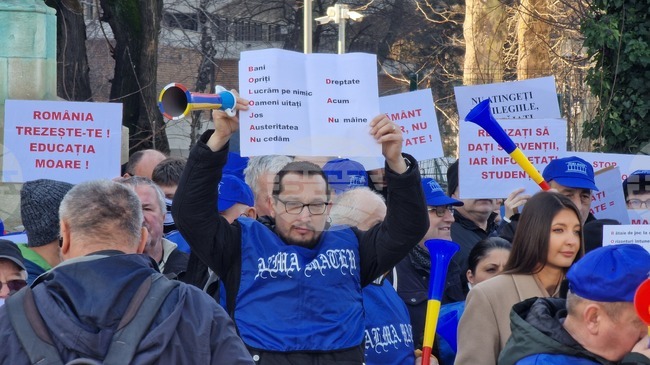 Синдикалисти, учители и студенти от цяла Румъния протестираха в Букурещ срещу мерките за икономии на правителството на Илие Боложан
