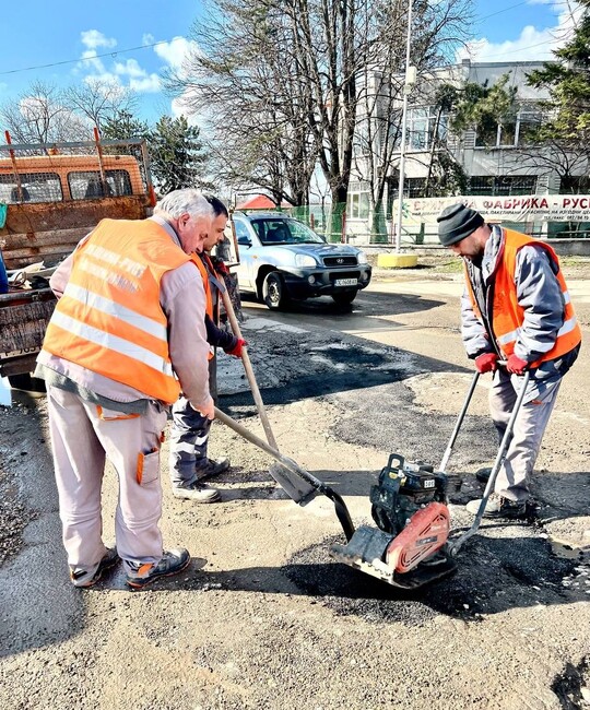 Продължават ремонтните дейности и почистването на улиците в Русе