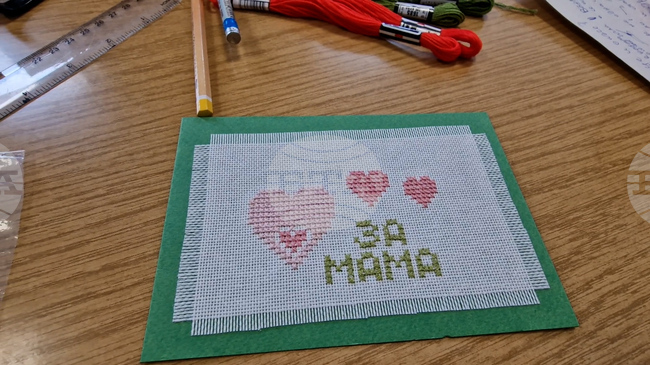 Бродирани върху панама картички създава над 20 години Гинка Плеснева от Смолян, произведенията ѝ пътуват като послания в България и чужбина