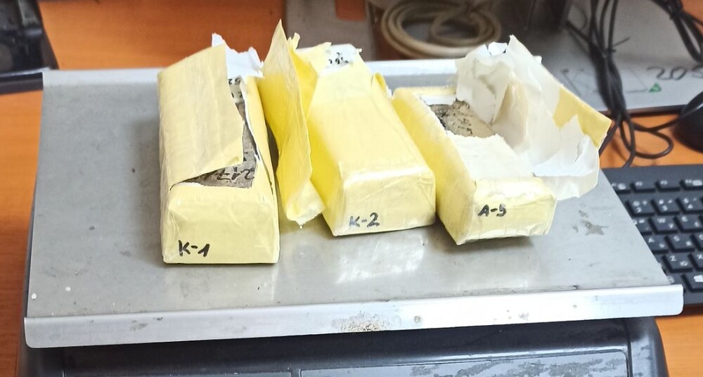 С помощта на рентген и митническо куче на пункта "Капитан Андреево" е разкрита контрабанда на 11,180 кг кокаин и 5,199 кг злато