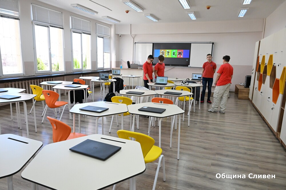 Откриха СТЕМ център по математика, информатика и роботика в ОУ "Елисавета Багряна" - Сливен