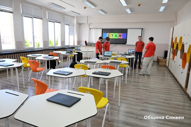 Откриха СТЕМ център по математика, информатика и роботика в ОУ "Елисавета Багряна" - Сливен
