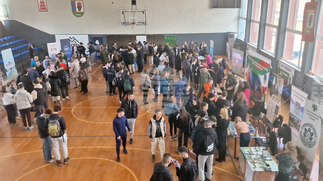 Кандидатстудентска борса в Троян събра 22 университета и стотици ученици на едно място