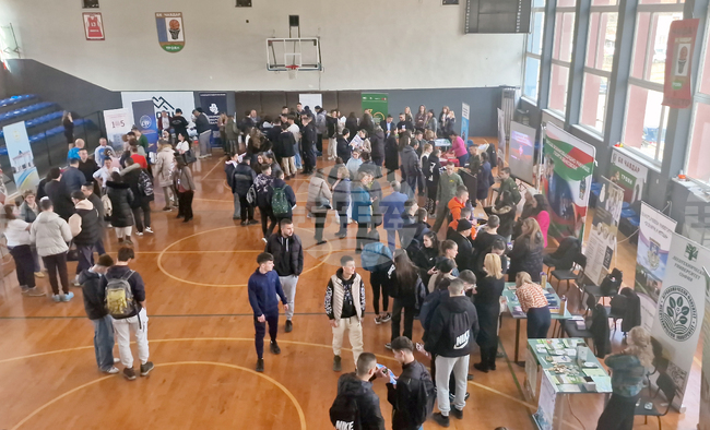 Кандидатстудентска борса в Троян събра 22 университета и стотици ученици на едно място