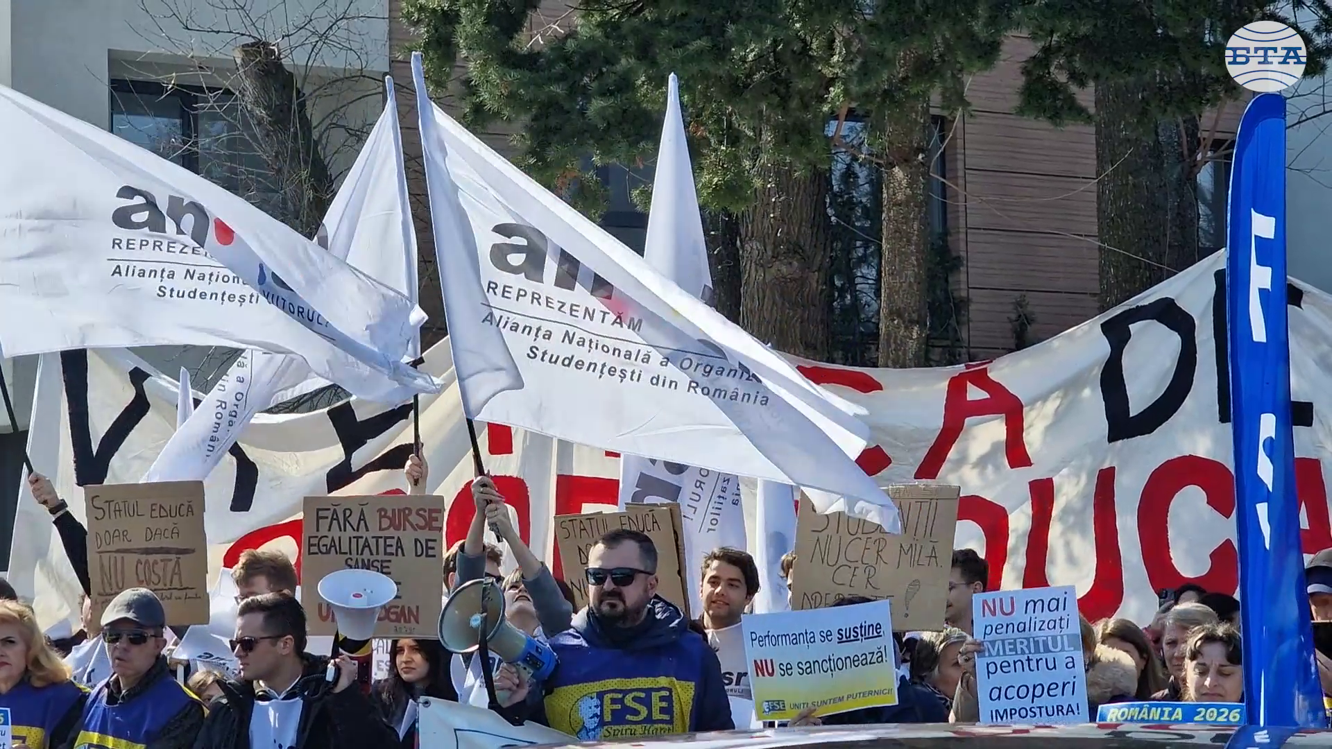 Синдикалисти, учители и студенти от цяла Румъния протестираха в Букурещ срещу мерките за икономии на правителството на Илие Боложан