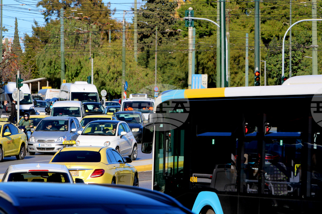 Шофьорите в Атина губят 111 часа годишно в задръствания, сочи проучване 