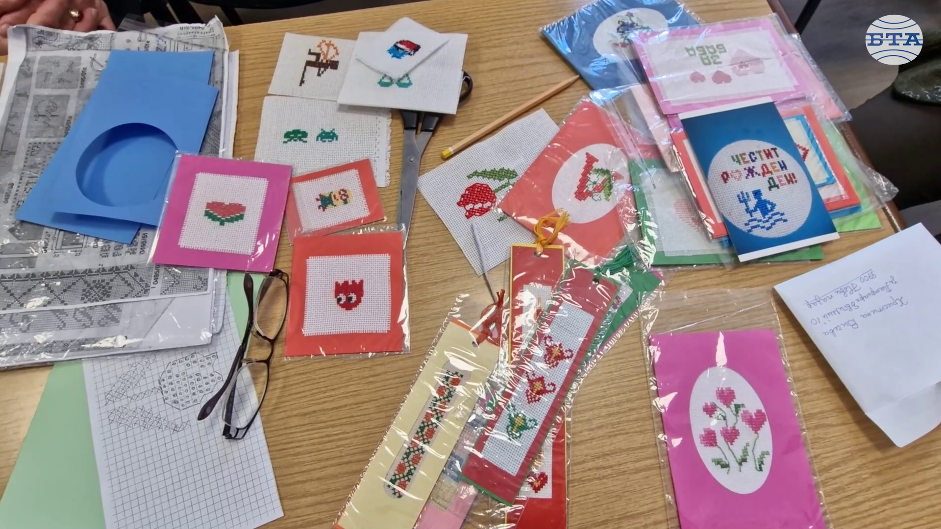 Бродирани върху панама картички създава над 20 години Генка Плеснева от Смолян, произведенията ѝ пътуват като послания в България и чужбина