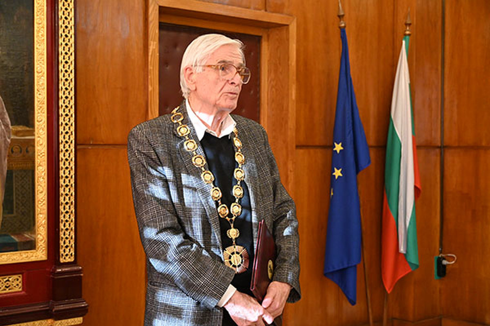 Проф. д-р Александър Андонов беше удостоен с почетния знак „Св. Климент Охридски“ с огърлица