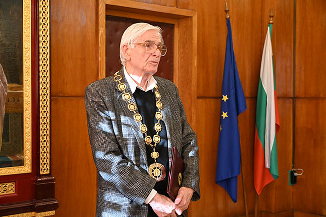 Проф. д-р Александър Андонов беше удостоен с почетния знак „Св. Климент Охридски“ с огърлица