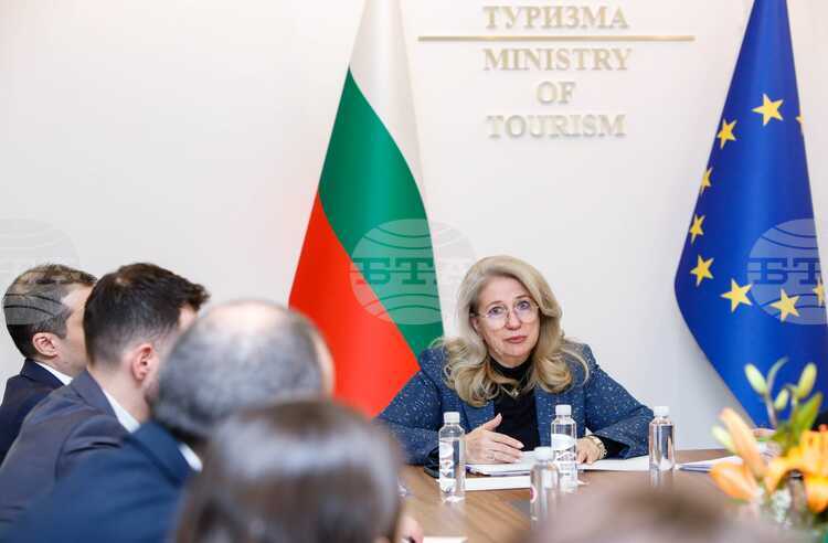 Tourism Minister Meets with Industry Organizations, States Commitment to Stability