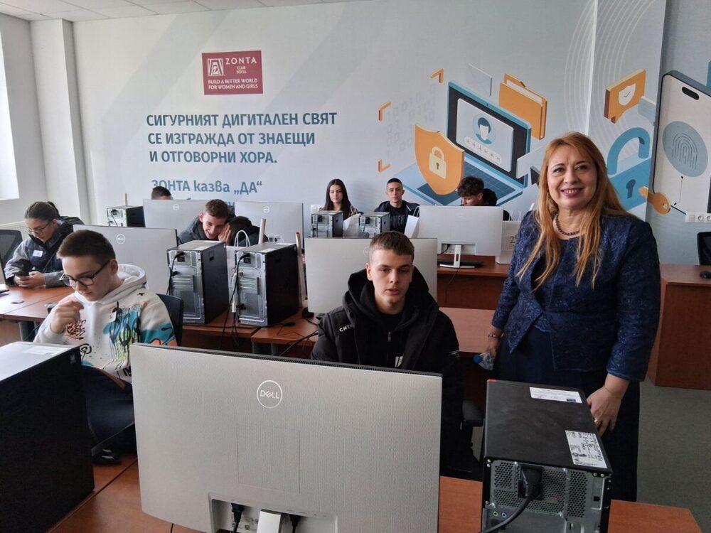  Началникът на Регионалното управление на образованието в София-град д-р Елеонора Лилова откри форума „Един ден университет по киберсигурност“ 