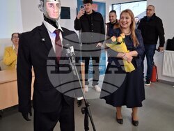 Разработеният в Техническия университет робот „Робърт“ и началникът на РУО в София-град д-р Елеонора Лилова. Снимка: РУО в София-град 