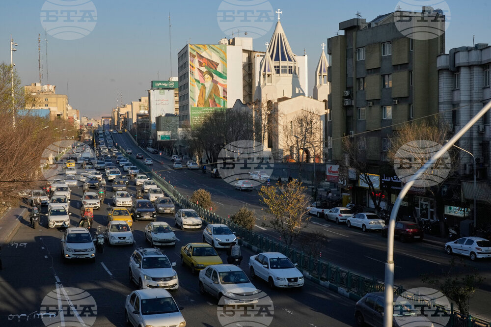 Великобритания временно изтегля персонала си от Иран