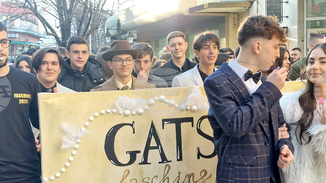 В стил „Гетсби“ учениците от Езиковата гимназия в Хасково преминаха по главните улици на града в пролетния карнавал на немските паралелки