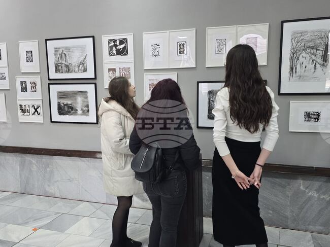 Ученическа изложба по проект “Графични диалози” бе открита в Художествената галерия в Добрич