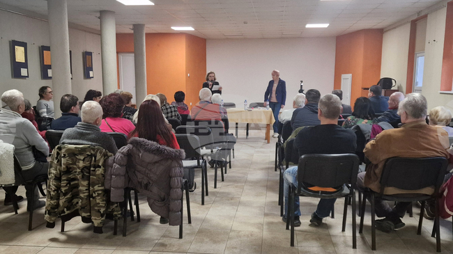 Среща с поетесата Роза Боянова се състоя в Народно читалище „Добри Войников – 1856“ в Шумен