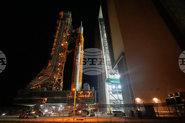 НАСА мести ракетата за лунната мисия „Артемис 2“ от площадката за излитане в хангар за ремонт