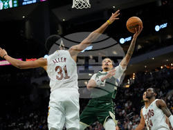 Cavaliers Bucks Basketball