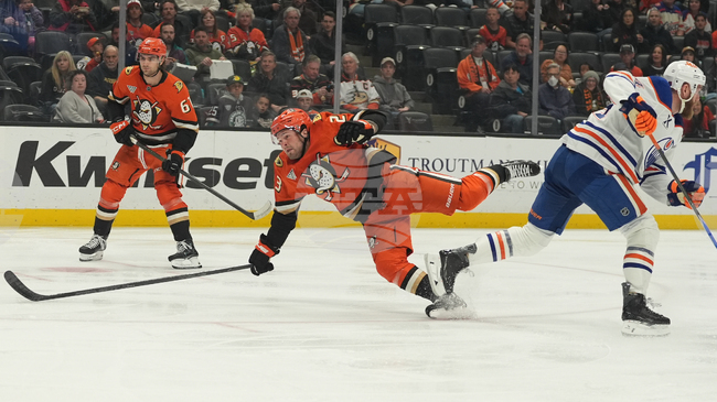 Мейсън МакТавиш донесе победата на Анахайл над Калгари след дузпи в Националната хокейна лига