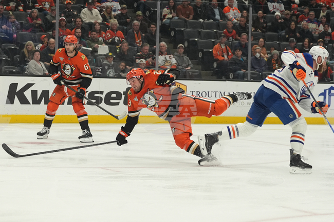 Мейсън МакТавиш донесе победата на Анахайл над Калгари след дузпи в Националната хокейна лига