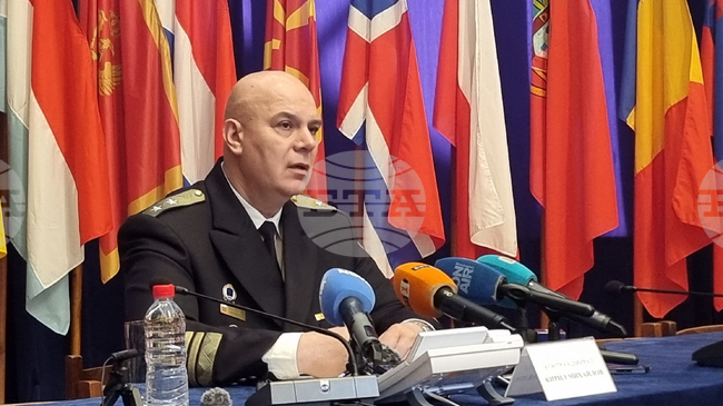 В деня на инцидента с потъналия риболовен кораб не са постъпвали сигнали за миноподобни обекти, каза командирът на ВМС