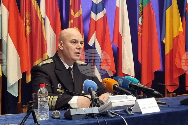 В деня на инцидента с потъналия риболовен кораб не са постъпвали сигнали за миноподобни обекти, каза командирът на ВМС