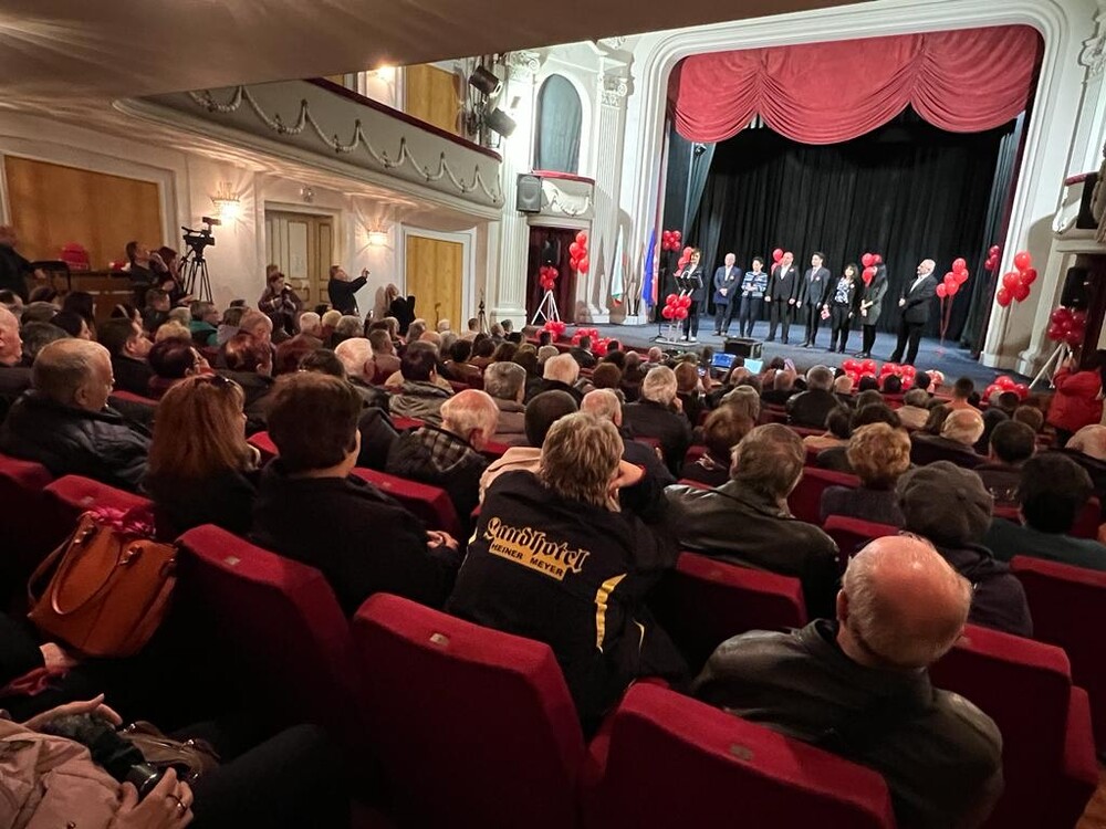 Нинова в Ловеч: Потресаващо! С нашите пари се плаща на транссексуално шоу