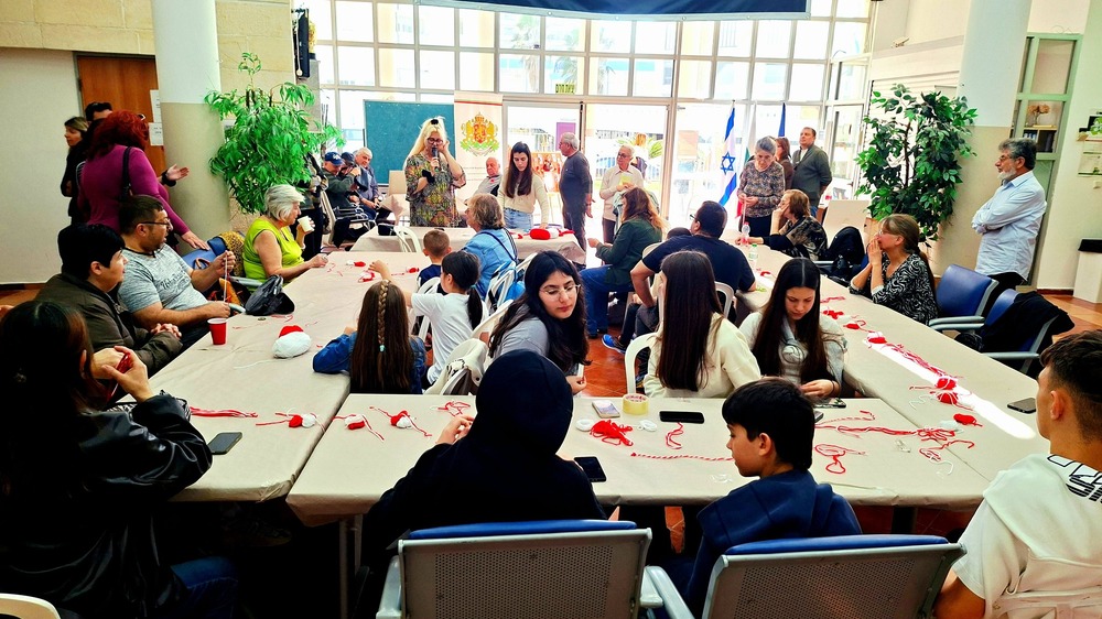 Българската общност в Израел участва в работилница за мартеници в град Бат Ям