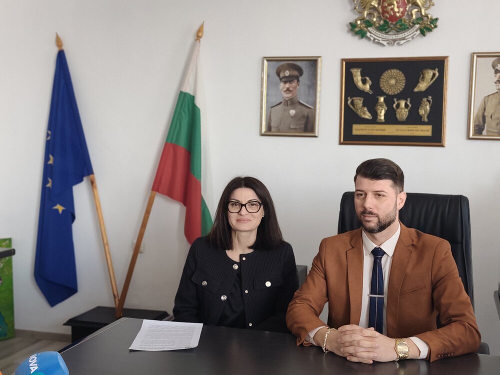 Четирима извършители на серия телефонни измами са обвинени и задържани в резултат от работата на съвместен екип за разследване между българските и румънските власти, ръководен от прокурор Даниел Илиев от Районна прокуратура – Добрич