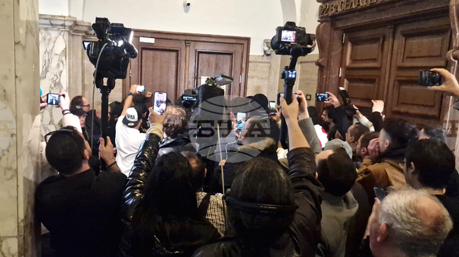 Протестиращи се опитаха да нахлуят в кабинета на главния прокурор 
