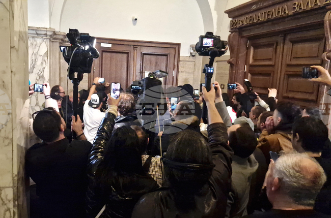 Протестиращи се опитаха да влязат в кабинета на главния прокурор 