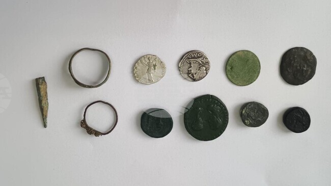 Полицаи иззеха антични предмети от частен дом в Смядово 