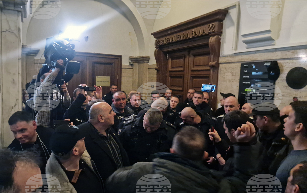 Протест под наслов „Сарафов вън“