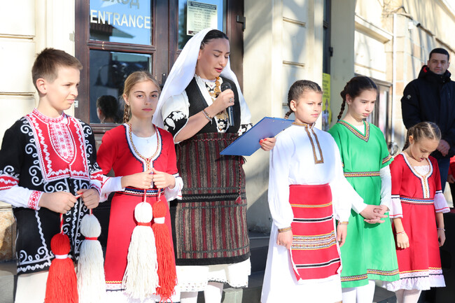 Деца и ученици украсиха мартенското дърво в Банско