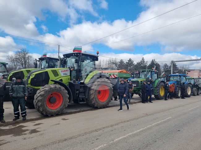 Жители на община Крушари затвориха пътя за Добрич заради протест срещу изграждането на ветроенергиен парк 