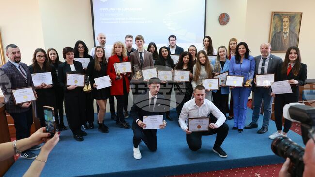 Годишните награди за образование по икономика в средните училища за 2025 г. бяха връчени на тържествена церемония 