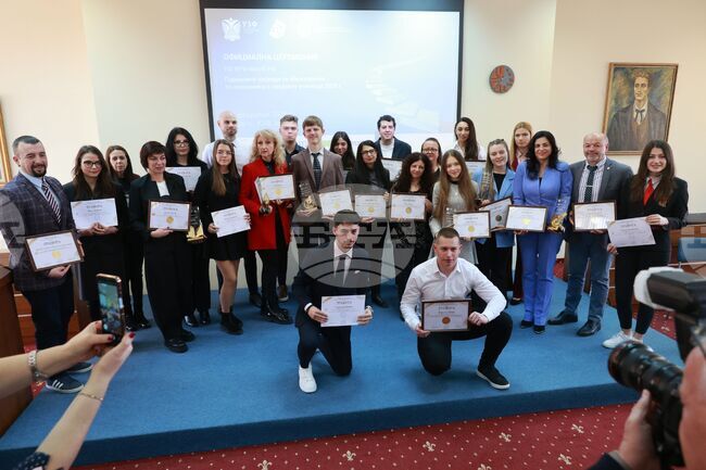 Годишните награди за образование по икономика в средните училища за 2025 г. бяха връчени на тържествена церемония 