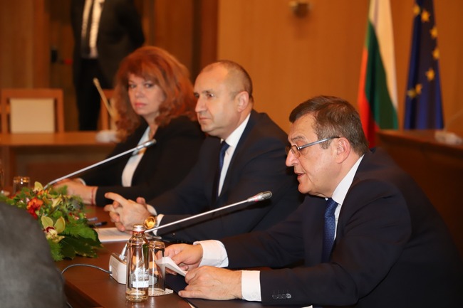 Министър Пенов: Ще предложим промени в учебните програми 