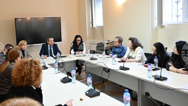 Как да не се нарушават правата на хората с увреждания при гласуване обсъди служебният социален министър с организации