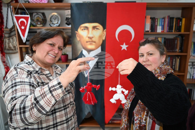 Изселнички от България в турския град Ялова се подготвят да посрещнат Баба Марта с ръчно изработени около 17 хиляди мартеници