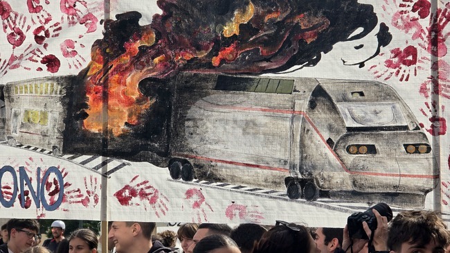 Съд в Гърция присъди 400 000 евро обезщетение на роднини на жертви от железопътната катастрофа в Темпе през 2023 г. 