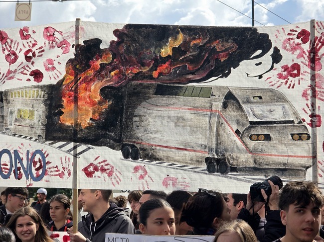 Съд в Гърция присъди 400 000 евро обезщетение на роднини на жертви от железопътната катастрофа в Темпе през 2023 г. 