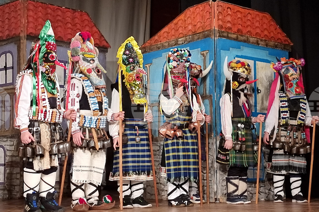 Над 200 деца пресъздадоха кукерските традиции от ямболския край във втория ден на фестивала „Кукерландия“